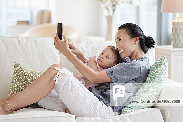 Mutter nimmt Selfie mit Baby Tochter