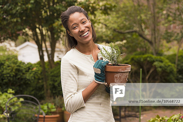 Afroamerikanische Frau bei der Gartenarbeit im Hinterhof