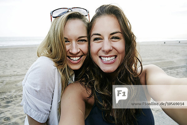 Frauen nehmen Selfie am Strand