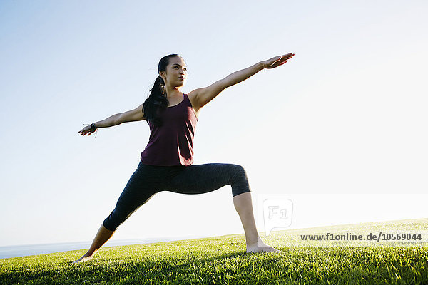 Asiatische Frau übt Yoga im Freien