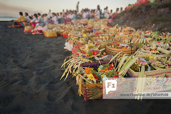 Nahaufnahme von Körben mit Blumen am Strand