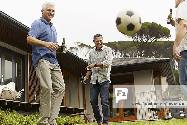 Freundschaft,Garten,reifer Erwachsene,reife Erwachsene,Fußball,spielen