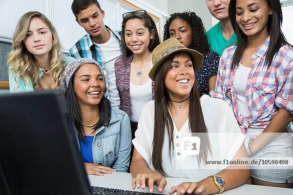 Gruppe von Teenagern  die in der Highschool-Klasse am Computer arbeiten