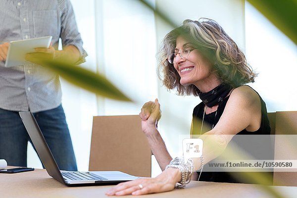 Senior Geschäftsfrau mit Laptop im Büro