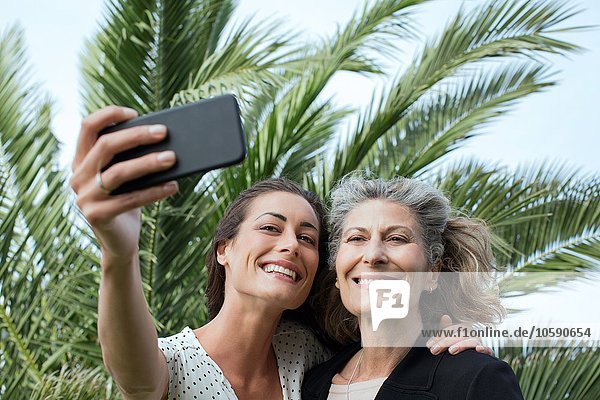 Senior Frau und Tochter unter Smartphone Selfie