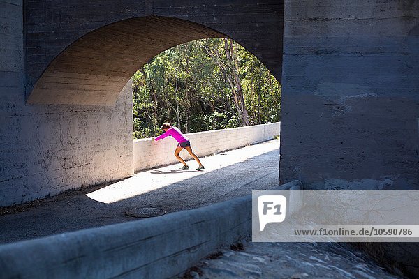 Jogger Stretching  Arroyo Seco Park  Pasadena  Kalifornien  USA