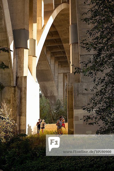 Jogger unter der Bogenbrücke  Arroyo Seco Park  Pasadena  Kalifornien  USA