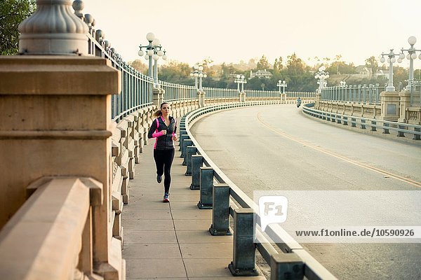 Jogger auf der Brücke  Arroyo Seco Park  Pasadena  Kalifornien  USA