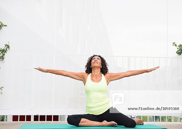 Reife Frau beim Yoga