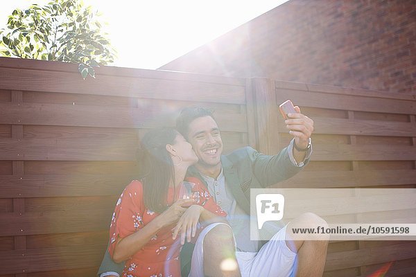 Mittleres erwachsenes Paar  das Smartphone Selfie auf der Dachparty nimmt