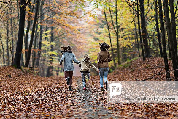 Mädchen beim Laufen im Herbstwald