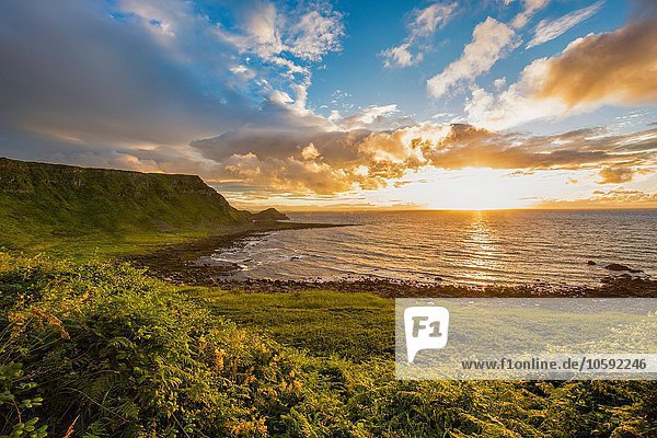 Sonnenuntergang am Horizont über dem Meer Giants Causeway Bushmills County Antrim Irland UK