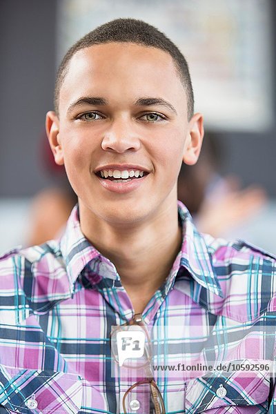 Porträt eines männlichen Schülers im Klassenzimmer