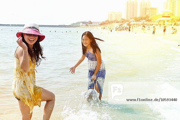 Mädchen und Mutter planschen im Meer  Zhuhai  Guangdong  China