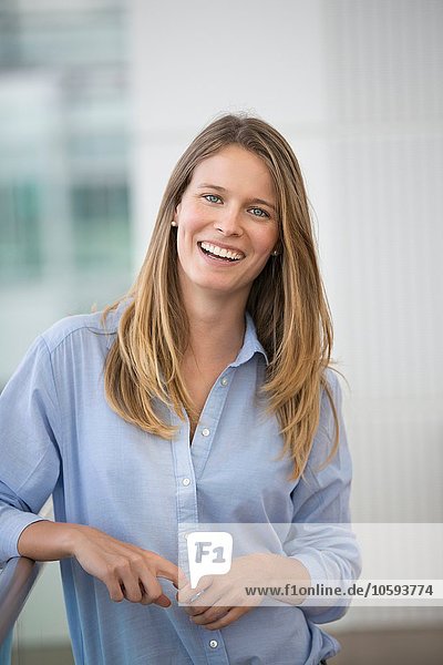 Porträt einer glücklichen jungen Geschäftsfrau außerhalb des Büros