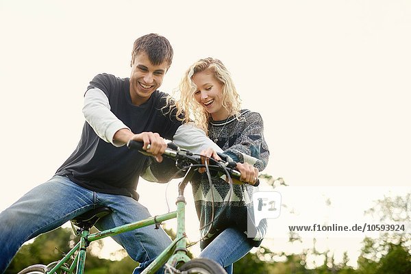Junges Paar mit Fahrrad