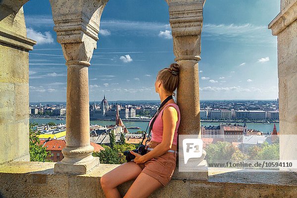 Mittlere erwachsene Frau mit Blick auf Buda von der Fischerbastei aus  Budapest  Ungarn