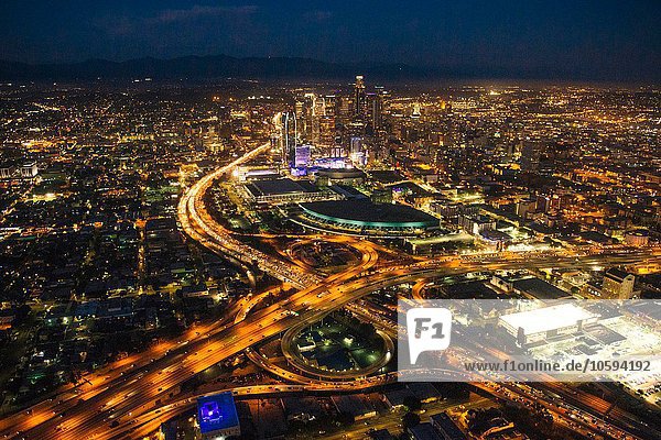 Luftaufnahme von Stadt und Autobahnen  Los Angeles  Kalifornien  USA