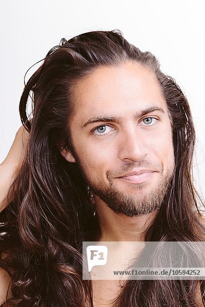 Porträt eines jungen Mannes mit langen Haaren  Nahaufnahme