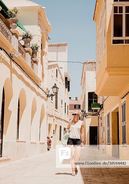 Touristinnen beim Bummeln in Ciutadella  Menorca  Spanien