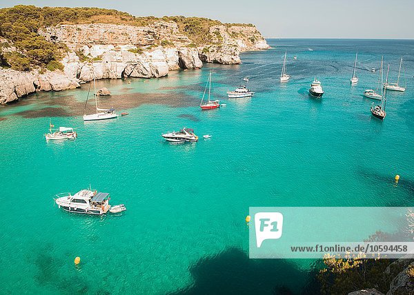 Hochwinkelansicht von Yachten in der Bucht von Cala Macarella Menorca Spanien