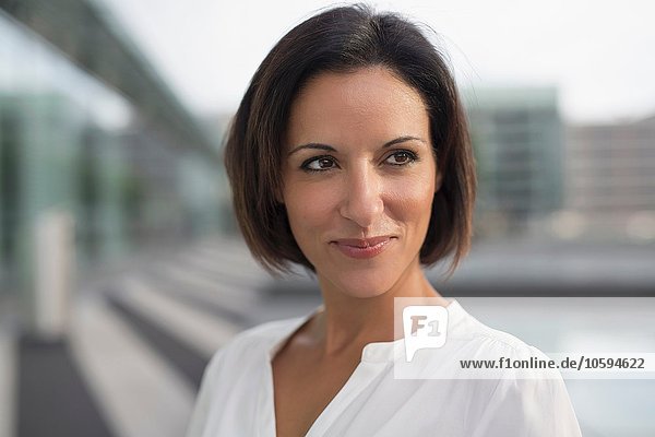 Portrait einer reifen Geschäftsfrau außerhalb des Flughafens