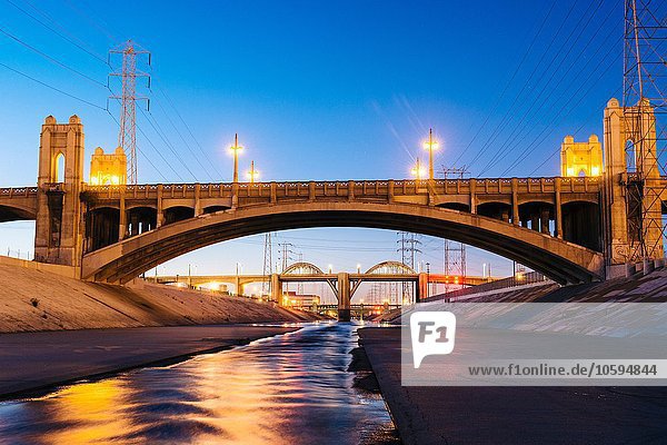 Abnehmende Perspektive von Los Angeles River und 4. und 6. Straßenbrücken am Abend  Los Angeles  Kalifornien  USA