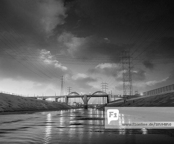 Abnehmende Perspektive von Los Angeles River und 6th Street Bridge  schwarz-weiß  Los Angeles  Kalifornien  USA