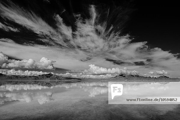 Reflexionspool des Horizonts über Wasser  Gebirge und Wolken  schwarz-weiß  Bonneville  Utah  USA