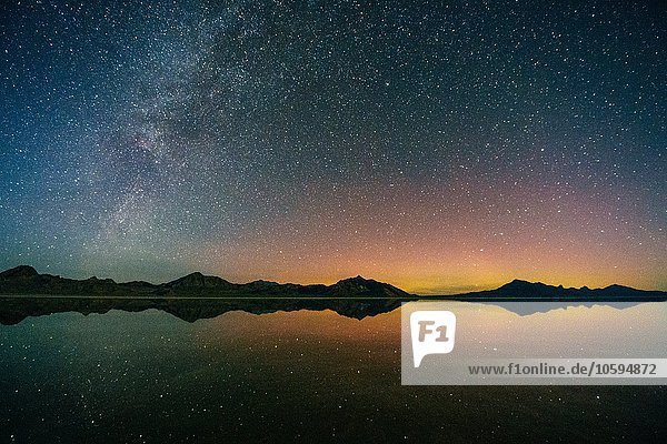 Spiegelnder Pool aus Bergkette und Milchstraße am dramatischen Nachthimmel  Bonneville  Utah  USA