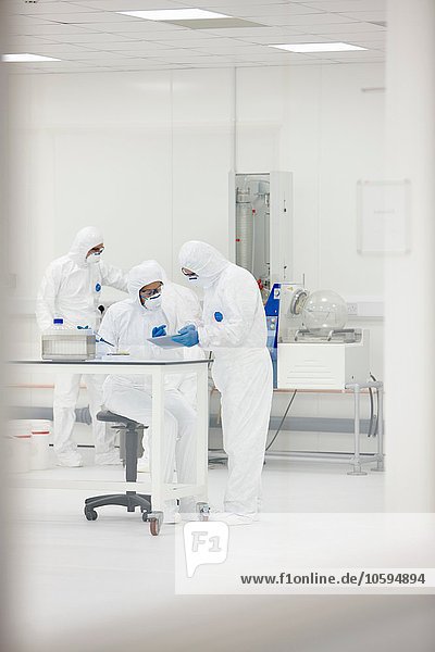 Wissenschaftler  die im Labor arbeiten