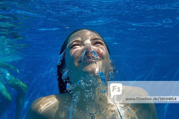 Unterwasser-Kopf- und Schulteransicht des Mädchens im Schwimmbad