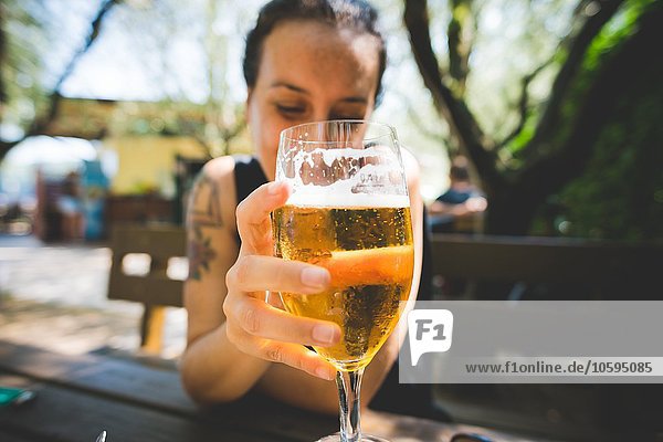 hoch,oben,Frau,Glas,halten,Bier