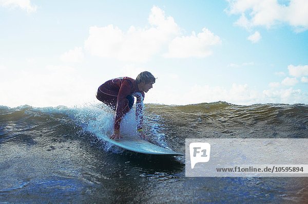 Männlicher Surfer auf der Welle