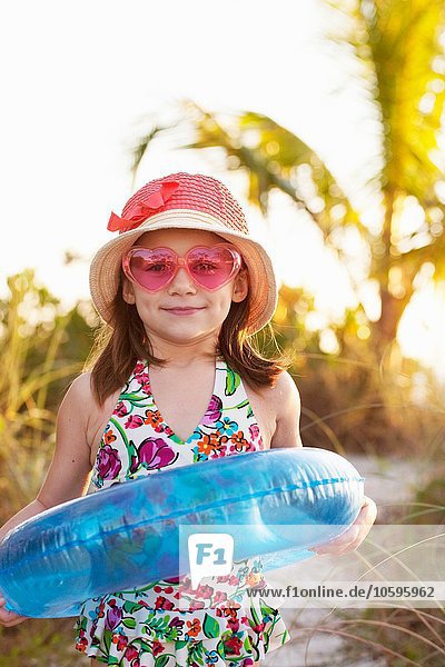 Portrait eines Mädchens mit Sonnenbrille und Sonnenhut am Strand  Sanibel  Florida  USA