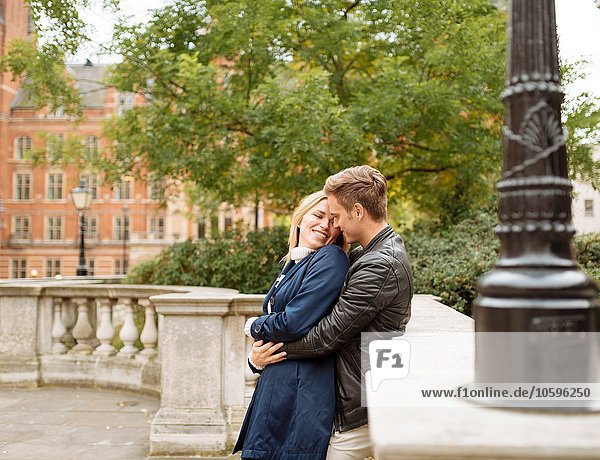 Junge Paare umarmen sich vor der Albert Hall  London  England  UK