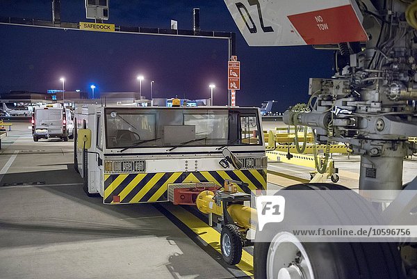 Schlepper zum Schleppen von A380-Flugzeugen auf der Start- und Landebahn bei Nacht