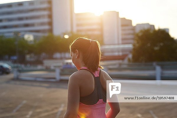 Junge Läuferin auf dem Sonnendach