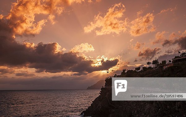 Erhöhter Blick auf das Mittelmeer bei Sonnenuntergang,  Vernazza,  Cinque Terre,  Italien