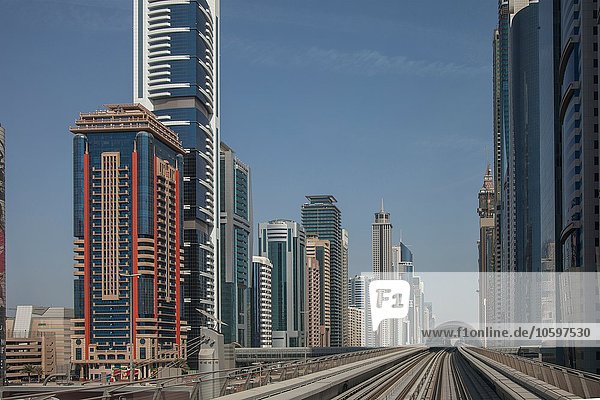 Stadtsilhouette und Metrostrecke Dubai  Downtown Dubai  Vereinigte Arabische Emirate