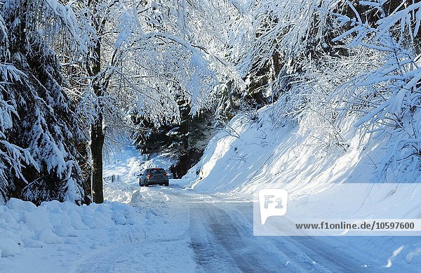 Auto auf verschneiter Landstraße,  Monte Rosa,  Piemont,  Italien