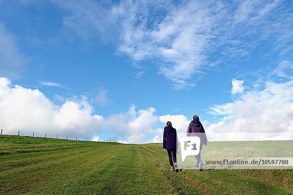 Mutter und Tochter beim Wandern im Feld  Rückansicht  South Downs  East Sussex  UK