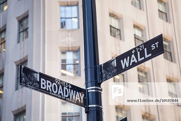 Broadway und Wall St.  Straßenschild  New York  USA