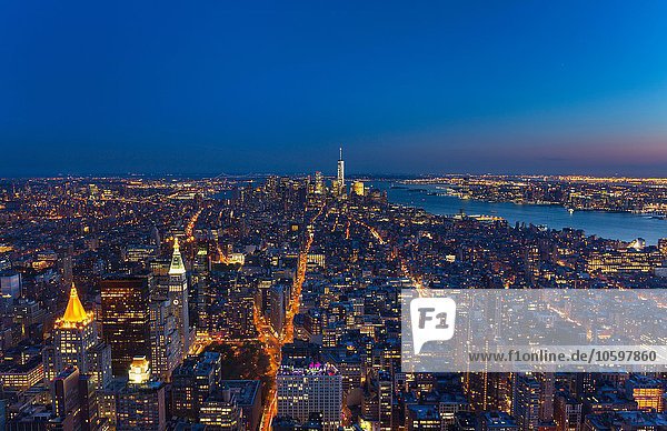 Stadtbild von Manhattan Financial District und One World Trade Centre in der Abenddämmerung  New York  USA