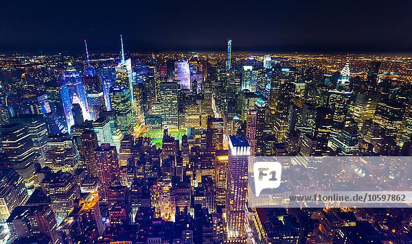 Stadtbild von Midtown Manhattan bei Nacht  New York  USA