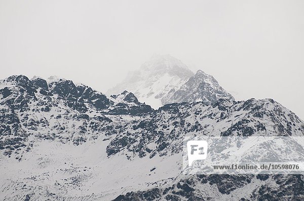 Schneebedecktes Nebelgebirge  Nepal