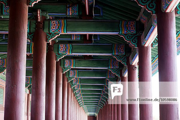 Flachwinkelansicht von Säulen und Pagodendecke  Korea  Seoul