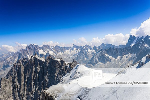 Erhöhte Aussicht auf schneebedeckte Berge am Mont Blanc  Frankreich
