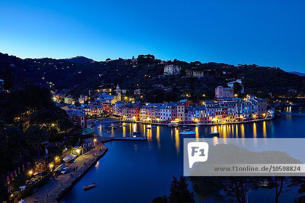 Hafenstadt Portofino bei Nacht  Italien