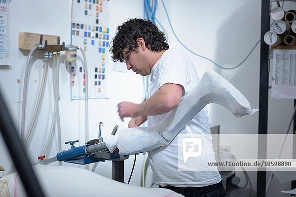 Arbeiter bereitet die Form für die orthopädische Unterstützung in der Fabrik vor.